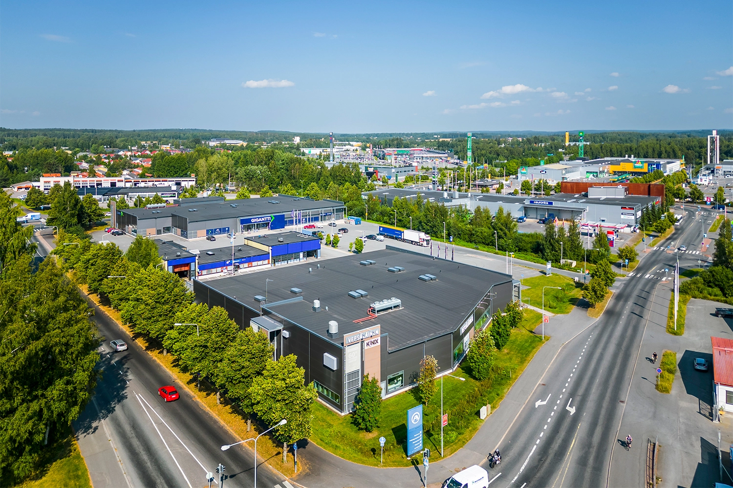 Tiiriön Big Box 1 ilmakuvassa. Kaupallisen alueen kadunkulmassa on tummanharmaa liikekiinteistö, jossa mm. kalustemyymälä.