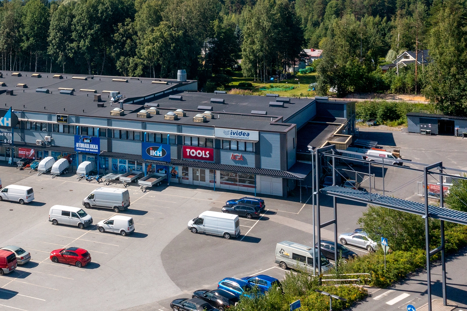 Jyväskylän Vasarakatu 27 liikekiinteistö ilmakuvassa. Suuren hallimaisen rakennuksen edessä on suuri pysäköintialue.